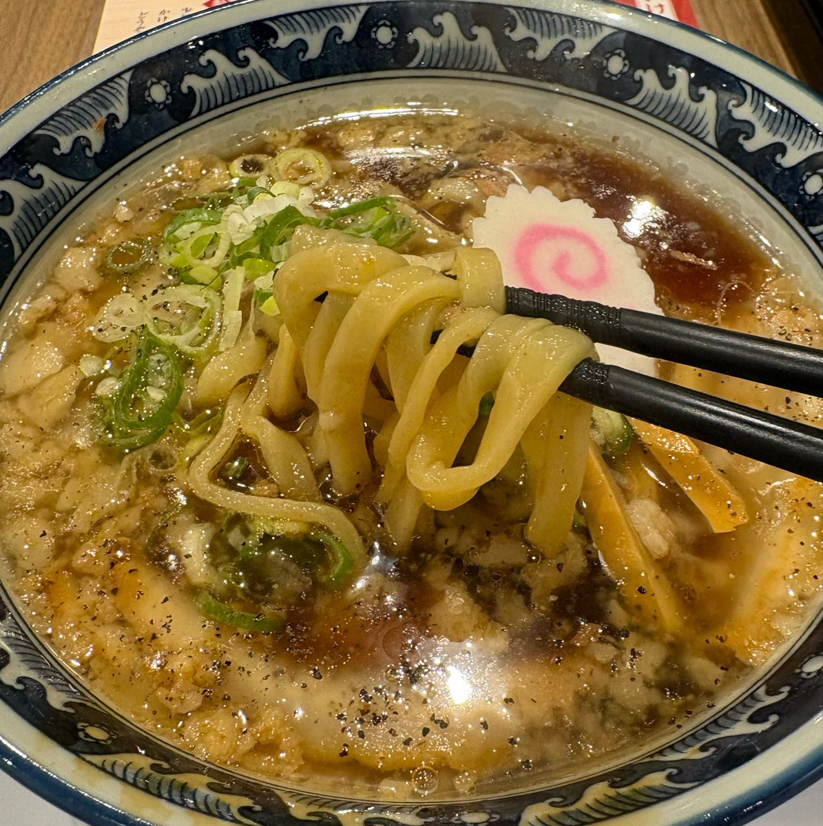 ra__myon's tweet photo. 結構待ったな🥲
脂の膜でスープ全然冷めなくてずっと火傷してた、
美味しかったけどなんか麺が武蔵野うどん系の硬さだった、選べるから中太麺の方も試してみたいね500円じゃないなら行かないけど
なんか最後にアイスもらえるんだけどホームランバーなのにぼくだけパリパリアイスで脈ありかな https://t.co/DOkuADwNQY