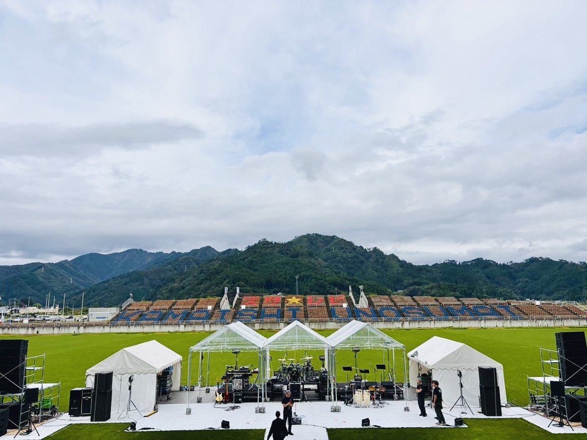 Coolmine_inc's tweet photo. 【本日開催！】

スターダスト☆レビュー 45周年ツアー2025～27
「星屑冒険王」野外編
with んなアホなホーンズ

＠釜石鵜住居復興スタジアム
12:30〜開場・当日券販売開始
13:30〜松尾雄治×根本 要
「うのスタ☆スペシャル絆トーク パート2」
14:00〜開演

釜石の空の下で、ライブを楽しみましょう！ https://t.co/fcJ1HusIzJ
