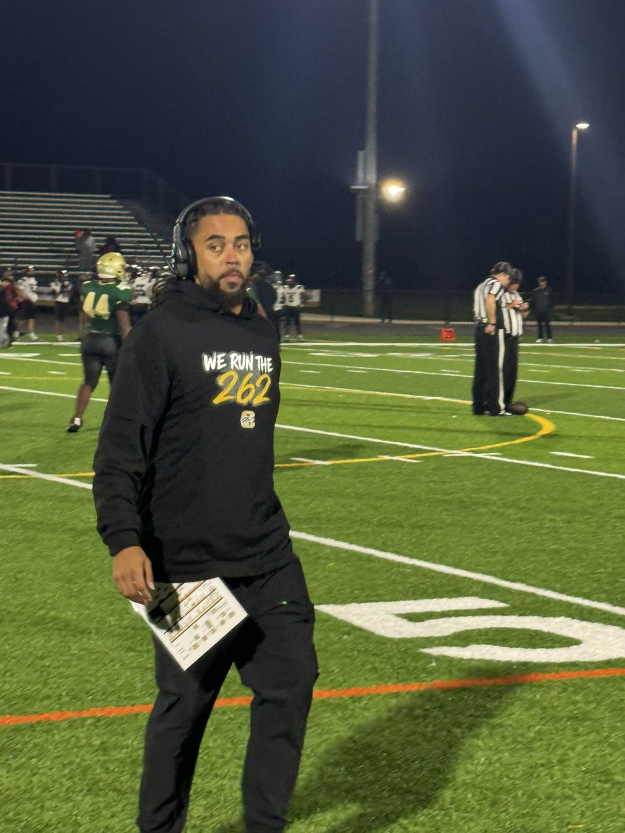 hardestymatt12's tweet photo. Racine Case coach Anton Graham has made a wardrobe change in the final minutes… #wisfb https://t.co/ISbU5uLNMz