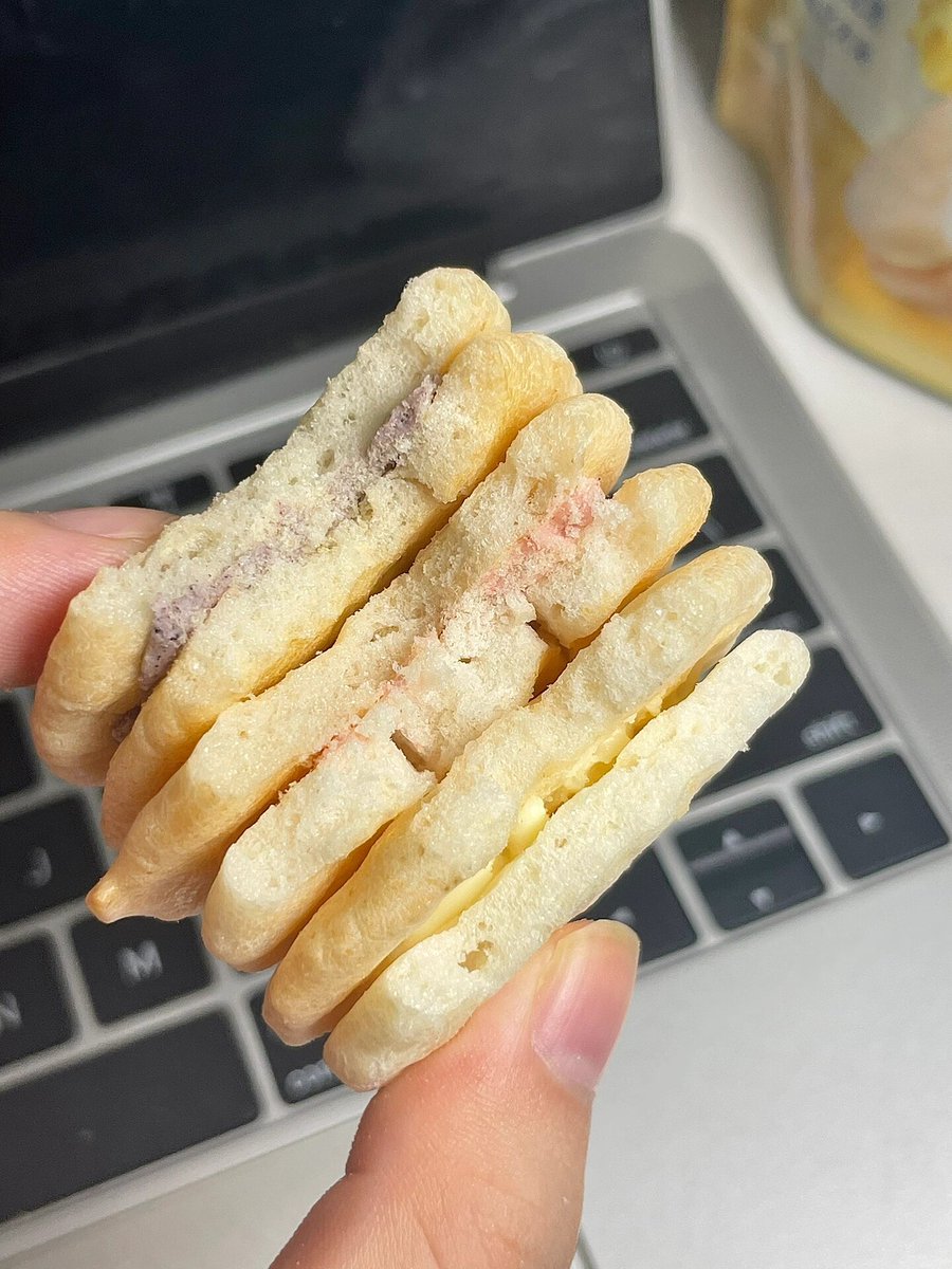 MicaYeqjpr's tweet photo. Just shared a bag of crispy matcha rice crackers with my desk mate—small treats, big joy, right https://t.co/Ksy5dBd5lV