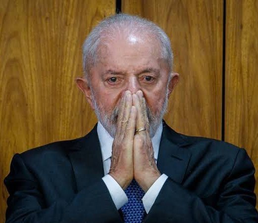 PrimeiroFront's tweet photo. 🔴ÚLTIMA HORA: Equipe de Lula entra em pânico após ser alertada de que clubes de futebol estão planejando mobilizar seus torcedores contra o governo após a proibição das bets.

“Se eles fizerem isso, o estrago será irreversível”, diz um membro da equipe. https://t.co/7VUwxiV5yo