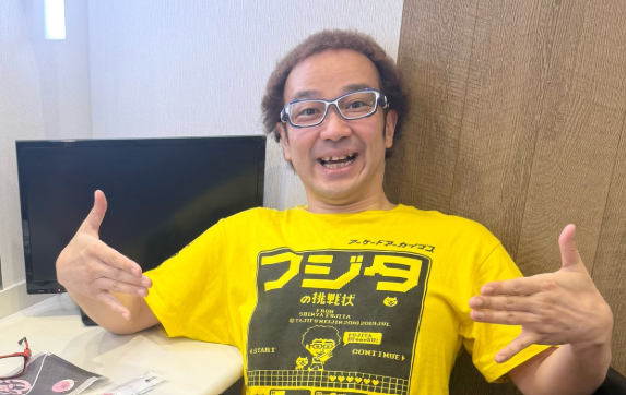 denfaminicogame's tweet photo. 総額“4000万円”をゲームにつぎ込んだお笑い芸人が24時間耐久配信を強行。4万本以上のソフトを所有するフジタ氏が、ファミコンソフトを実況
https://t.co/yj6tMKZ3xw

本日18時に開始。壮絶な人生を描く『ファミコンに育てられた男』の著者であり、『ザ・ノンフィクション』で報道された特級のゲーマー https://t.co/GzngZFGj3e