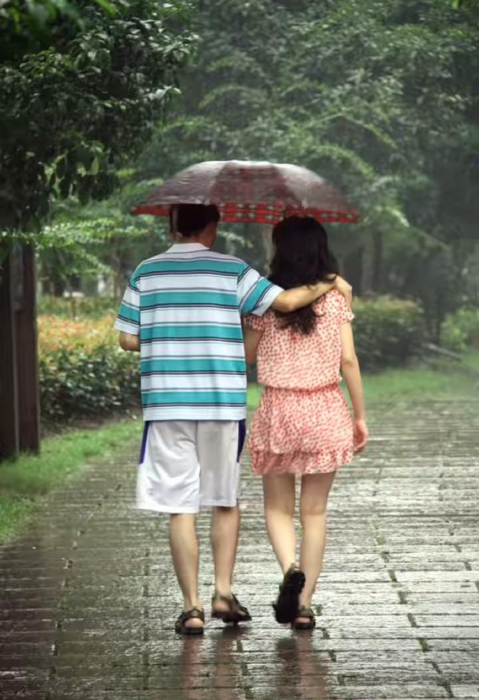 LynnetteLekfo's tweet photo. Rainy day + 2 mismatched umbrellas + you by my side = perfect afternoon. https://t.co/beHTJ1q2S4