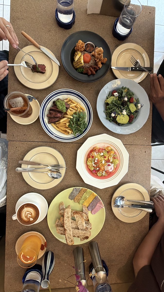 CAFETELLER's tweet photo. ARKAROEK (เอิกเกริก) ร้านบรันช์เชียงใหม่ที่ไวบ์สุดจะโคเปนนน ตอนปักหมุดไปว่าชอบแล้ว เจอร้านจริง หน้าตาอาหาร เล่มเมนู จนไปถึงรสชาติคือแบบบบ กรี๊ด ชอบมาก โดนเส้นสุด ๆๆๆ อร่อยมาก สลัดเคลเอย มะเขือเทศคาปาชิโอ้เอย การเรียงซาวโดวจ์เอย สีสันถูกต้องไปหมด! 🥗🌸🍊🍅 https://t.co/c61HBvFmVU