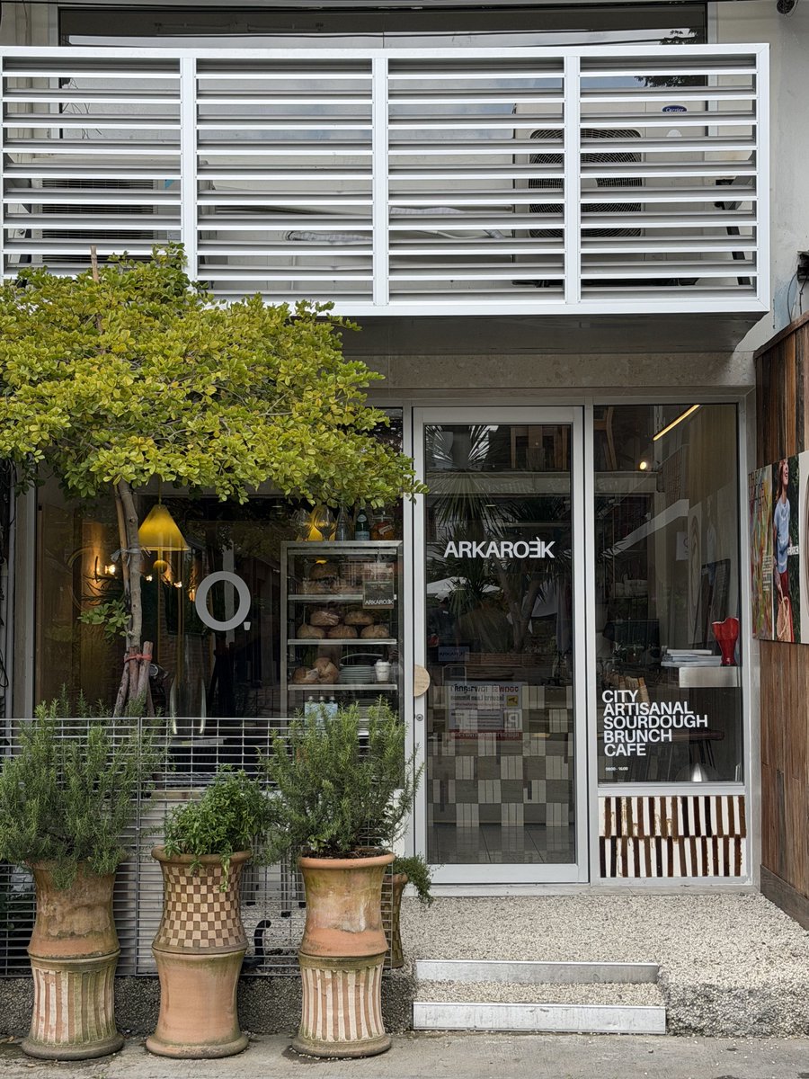 CAFETELLER's tweet photo. ARKAROEK (เอิกเกริก) ร้านบรันช์เชียงใหม่ที่ไวบ์สุดจะโคเปนนน ตอนปักหมุดไปว่าชอบแล้ว เจอร้านจริง หน้าตาอาหาร เล่มเมนู จนไปถึงรสชาติคือแบบบบ กรี๊ด ชอบมาก โดนเส้นสุด ๆๆๆ อร่อยมาก สลัดเคลเอย มะเขือเทศคาปาชิโอ้เอย การเรียงซาวโดวจ์เอย สีสันถูกต้องไปหมด! 🥗🌸🍊🍅 https://t.co/c61HBvFmVU