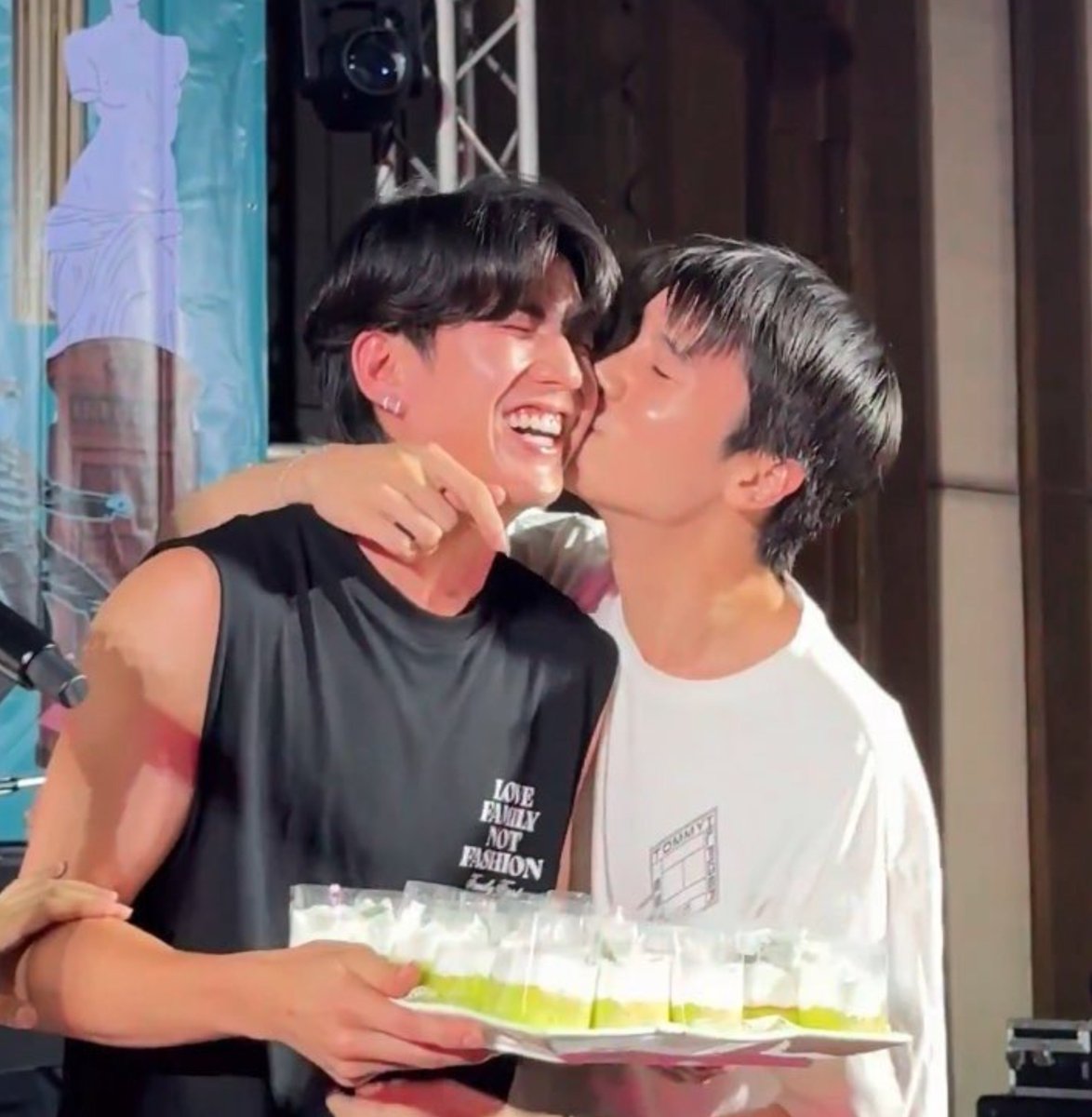 dyyjaee's tweet photo. เกิดมาชื่อเหมือนกัน หน้าเหมือนกัน ได้เล่นเปนพี่น้องกัน แล้วตอนนี้โดนตี๋เสื้อขาวหอมแก้มแบบชื่นใจทั้งประเทศเหมือนกัน ซีเดชซีทวิไปทำบุญอะไรด้วยกันตั้งแต่ชาติที่แล้ว

CONVERGENCE OF TWO STARS

#WEIRDO101SeriesEP7 https://t.co/OvD7dTMYyG