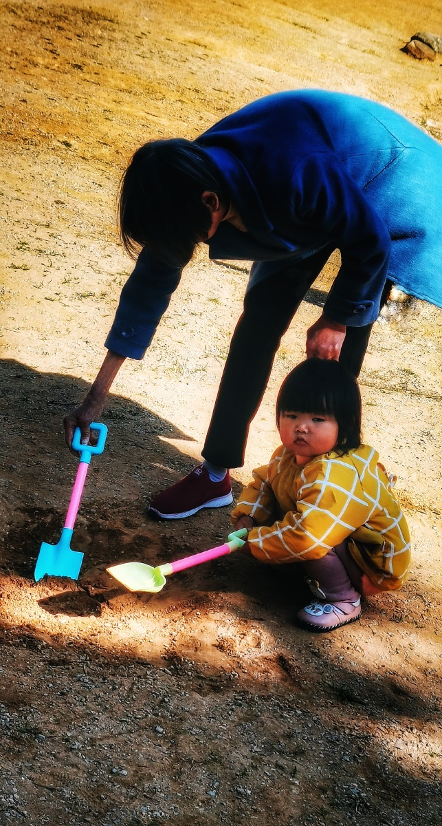 EsperanzaH3sxo's tweet photo. Got the best afternoon with my little explorer  We hunted for mini treasures in the backyard, laughed till our tummies hurt, and made a tiny mud cake together. These unplanned moments are the ones we’ll never forget ， https://t.co/miOwxB9PAN