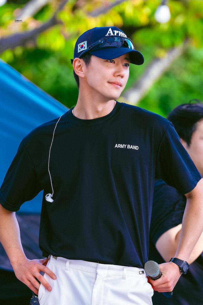 laego837558's tweet photo. 가짜군대                                                진짜 군대

ㅆ발 https://t.co/yT5xG7oXiH
