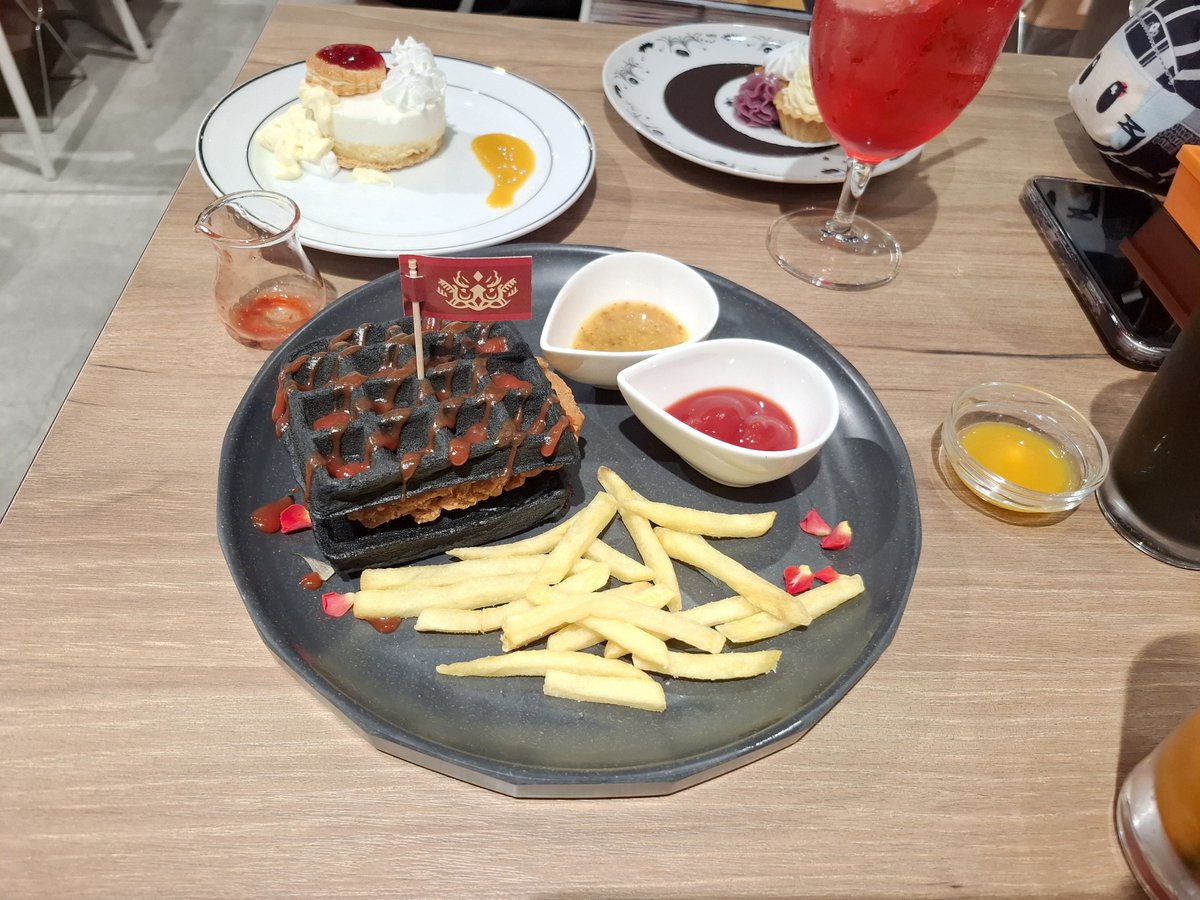 Amiramcompass's tweet photo. #コンパスカフェ
1回目参加しました！お隣の方にGBGやらアミスターやらの推しを沢山いただいてしまって感謝でしかない😭
全然お返しできなくて申し訳なかった〜(´・ω・｀) https://t.co/H7wDRZWBU3