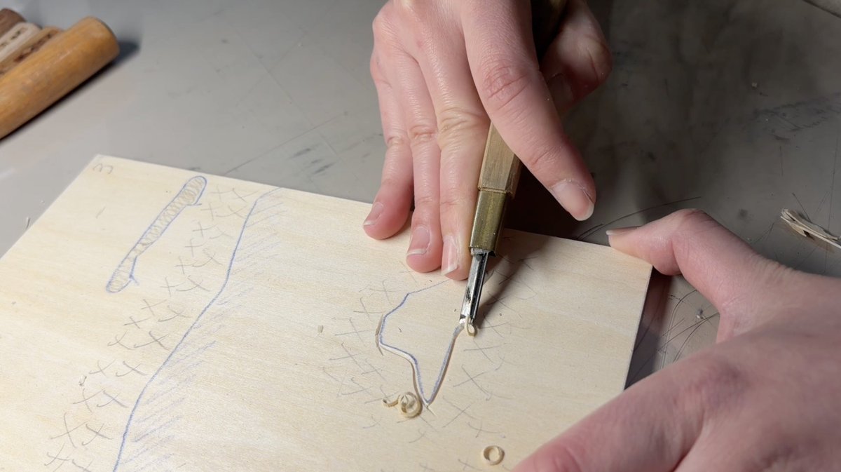 707mel's tweet photo. There is something strange about repeating the same movement while carving.
You make one cut, then another, trying to follow the same rhythm — but your hand never quite moves in exactly the same way.
Maybe that difference is part of the making. https://t.co/bVKaTgQ1Sn