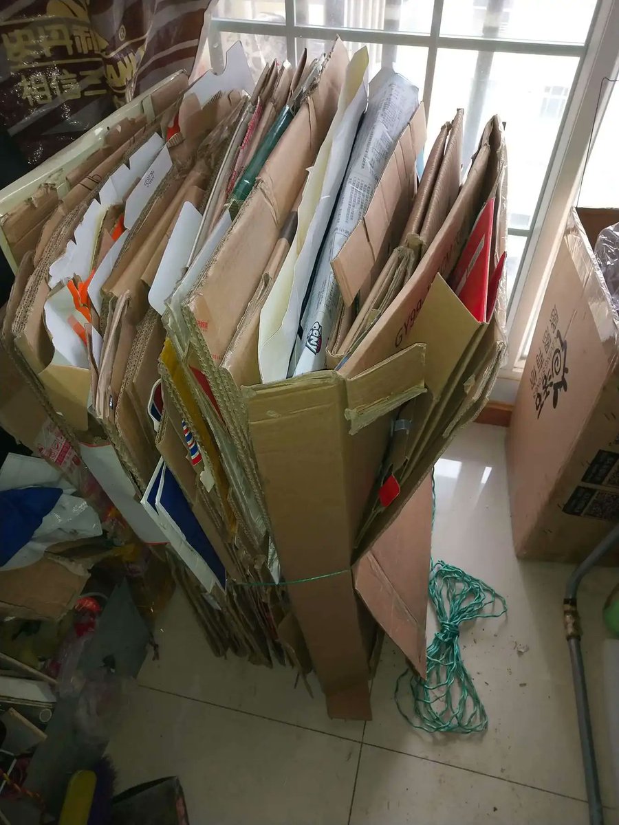 GrazynaGra7om's tweet photo. Tackling old stuff this weekend! Donate usable items u0026 toss the rest – make space for what matters. https://t.co/e0TqLufMzp
