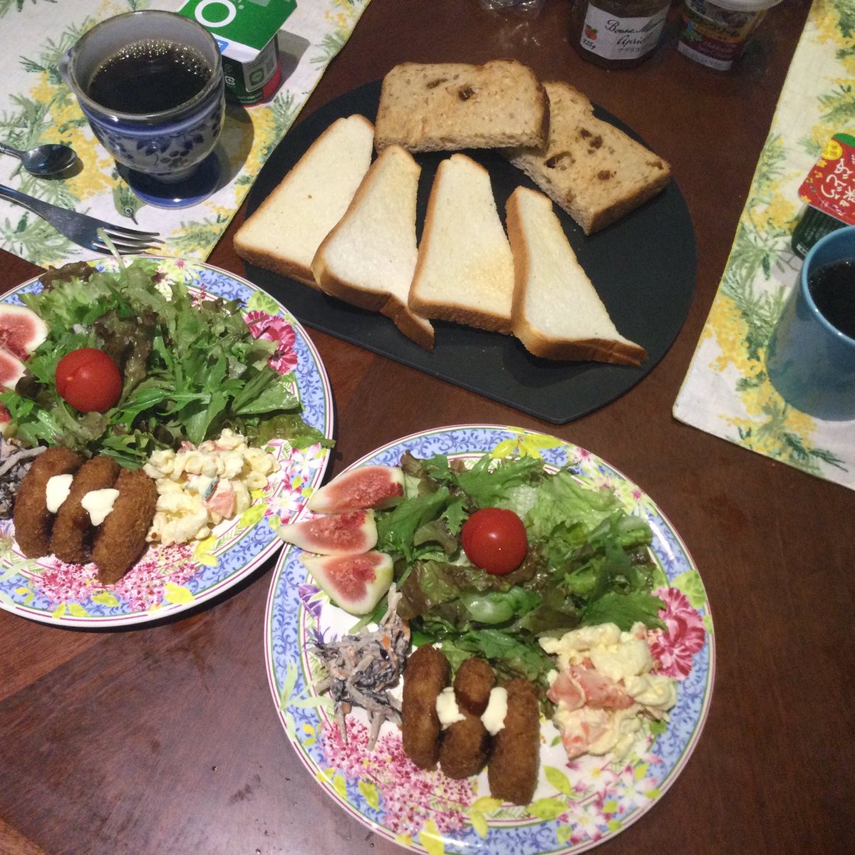 ritaguchi's tweet photo. 一期一膳の続きです。
タビイがしれっと上がり込んでいました。
どうも３度��のご懐妊のようです…… https://t.co/6u2Q9HDS2X