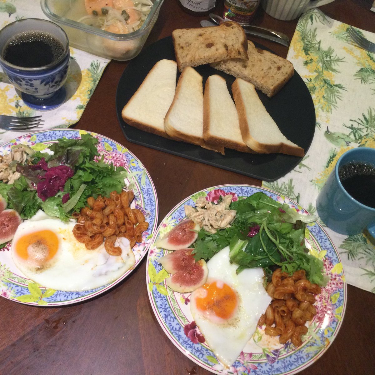 ritaguchi's tweet photo. 一期一膳の続きです。
タビイがしれっと上がり込んでいました。
どうも３度��のご懐妊のようです…… https://t.co/6u2Q9HDS2X