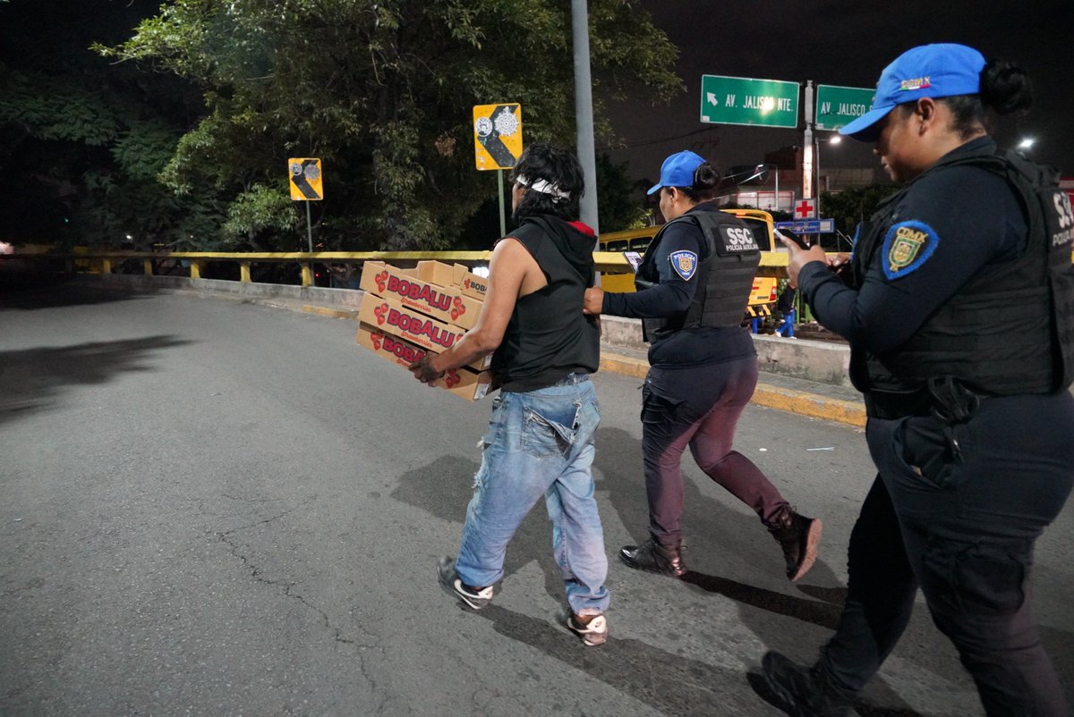 mauriciotabe's tweet photo. ¡Tirar basura en la calle sí tiene consecuencias!

En Tacubaya y en todas las colonias de Miguel Hidalgo seguimos vigilando para mantener nuestras calles limpias y ordenadas.

Mejor no te arriesgues a que te remitan al Juez Cívico.👀

👀SI VES ALGO, DÍ ALGO‼️ 
☎️ 55 5278 4310 
📲 WA: 55 4608 1883