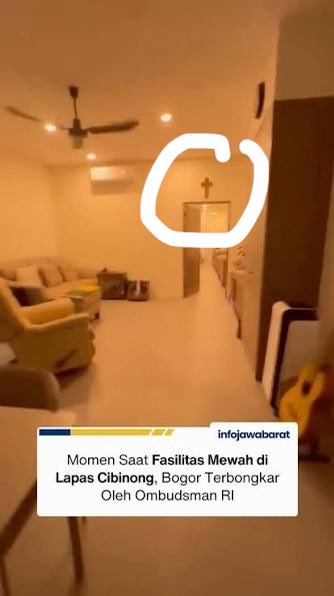 NOTASLIMBOY's tweet photo. Fasilitas mewah di lapas Cibinong, lengkap dengan ornamen salib 😂 https://t.co/lbUWBgcAjR