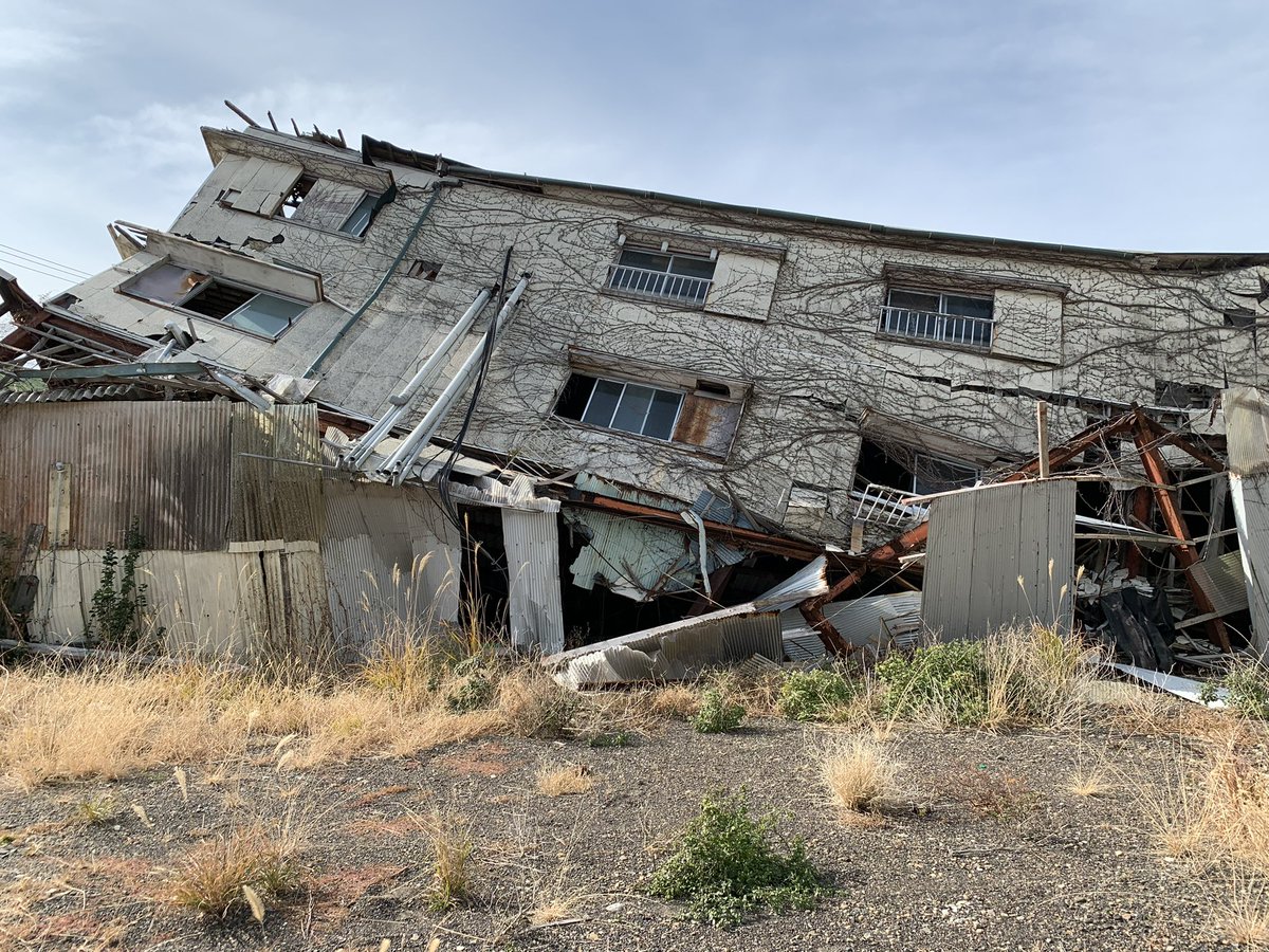 HiroTakeuchi's tweet photo. a naturally collapsed apartment building.

#abandonedapartment
#collapsedbuilding
#urbex
#ruins
#廃アパート
#家屋倒壊
#倒壊アパート https://t.co/wIqTv6ZyI9