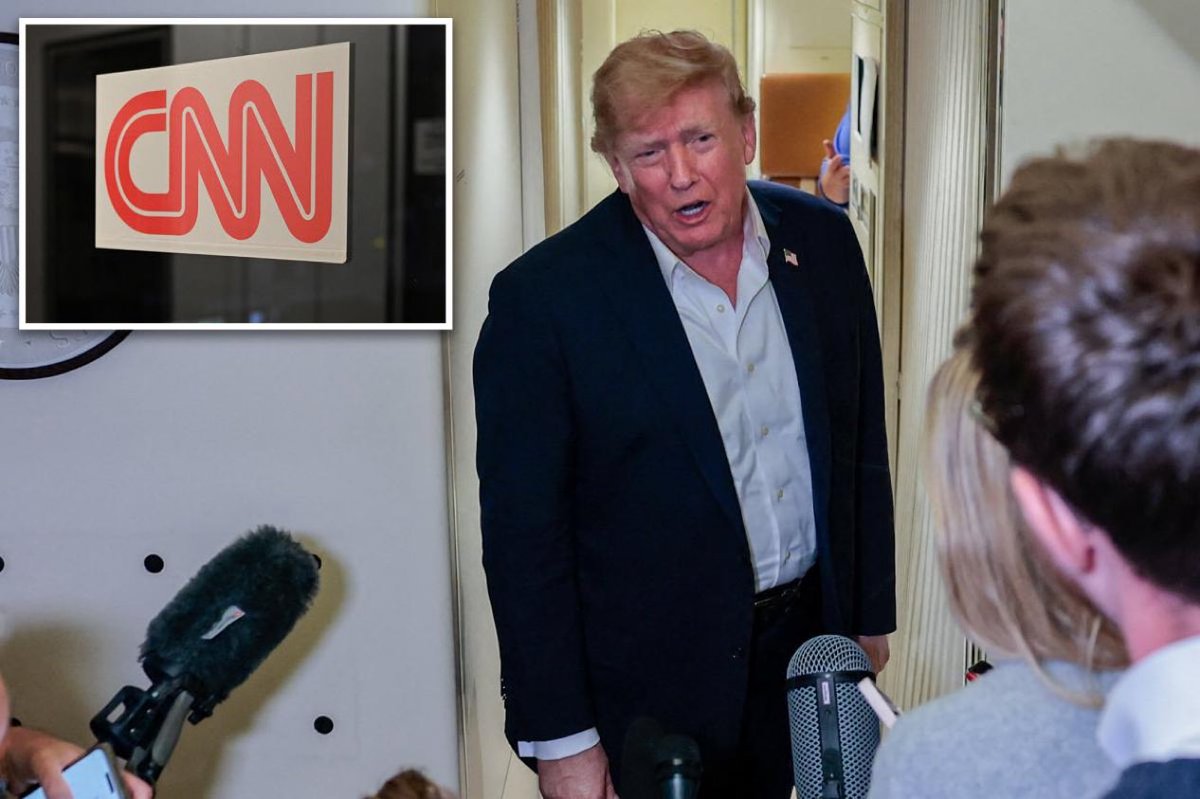 proamericapol's tweet photo. 🚨 Trump just fired back 👇

He's kicked CNN off Air Force One and replaced them with Real America's Voice according to @nypost.

The judges order only allows access into the White House, not on  President Trump's plane.

This is HILARIOUS. The media is melting down.

President Trump has declared war on the fake news and he's winning.