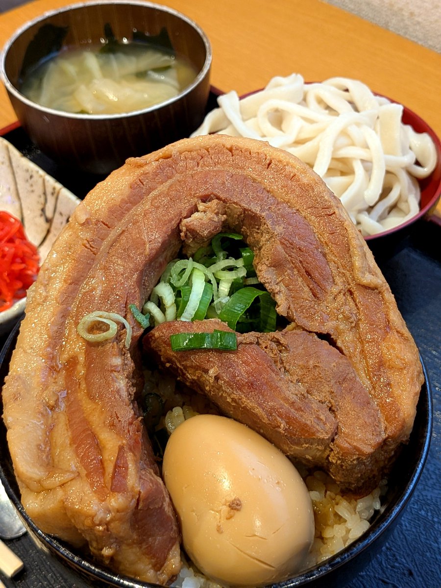 dekamoriramen's tweet photo. みつ子の角煮定食がヤバい
デカすぎる角煮
ごはん食べ放題
うどん食べ放題
味噌汁飲み放題 https://t.co/gkU2Hd7ZJP