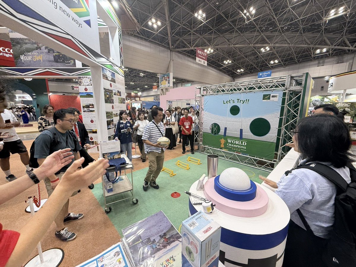 GoToSAJP's tweet photo. ツーリズムEXPOは明日まで。南アフリカ観光局ブースは今年も笑顔がいっぱい。ぜひ遊びにきてください。#ComeFindYourJoy #VisitSouthAfrica #TourismExpoJapan https://t.co/99gy0Q7Gdo