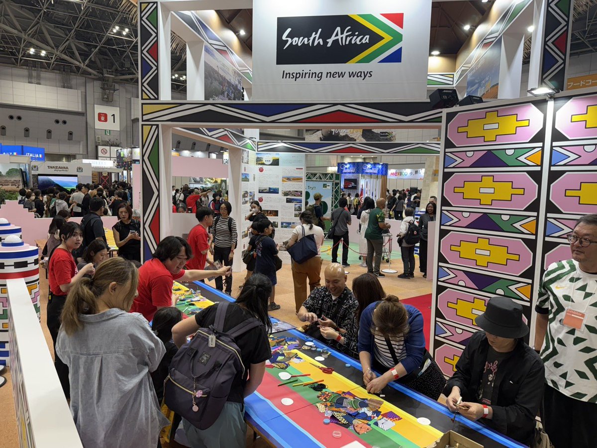 GoToSAJP's tweet photo. ツーリズムEXPOは明日まで。南アフリカ観光局ブースは今年も笑顔がいっぱい。ぜひ遊びにきてください。#ComeFindYourJoy #VisitSouthAfrica #TourismExpoJapan https://t.co/99gy0Q7Gdo