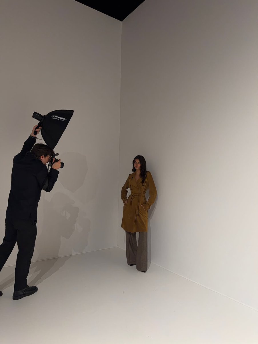 francizsca's tweet photo. Currently in a very 𝗕𝘂𝗿𝗯𝗲𝗿𝗿𝘆 state of mind and I fear the trench coat has become part of my personality. https://t.co/lwdwPgyjJG