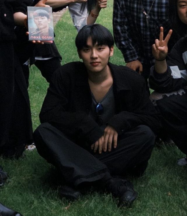 choiiiiface's tweet photo. 쭈구려앉았을때 잘생긴 https://t.co/yF25Di3PXB
