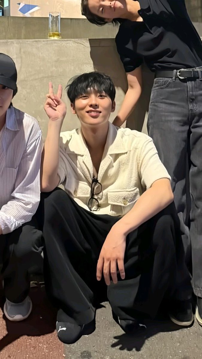 choiiiiface's tweet photo. 쭈구려앉았을때 잘생긴 https://t.co/yF25Di3PXB