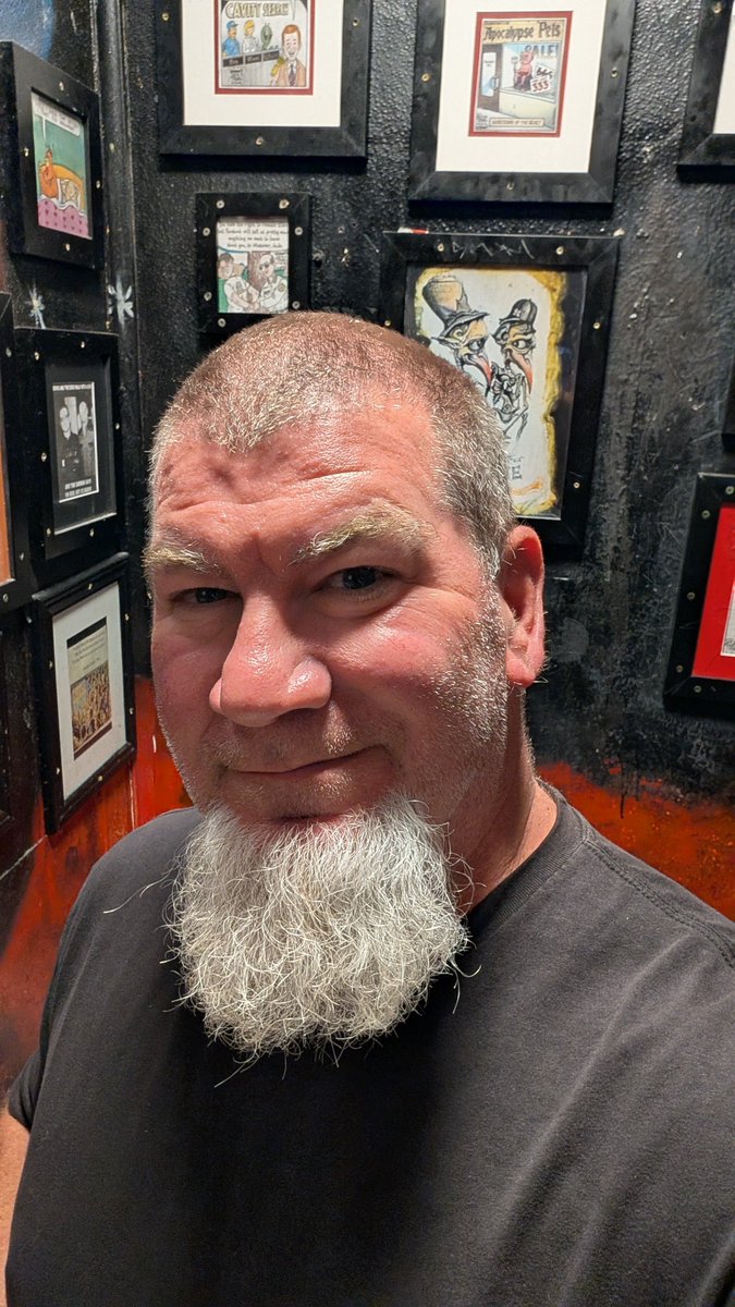 PetrusKassy's tweet photo. Dive bar bathroom selfie https://t.co/2Ur14W62W9