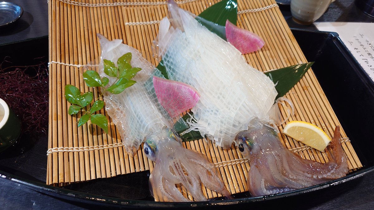 hirohiroyomi's tweet photo. 呼子のイカと刺身定食😋 https://t.co/t6karizBEF