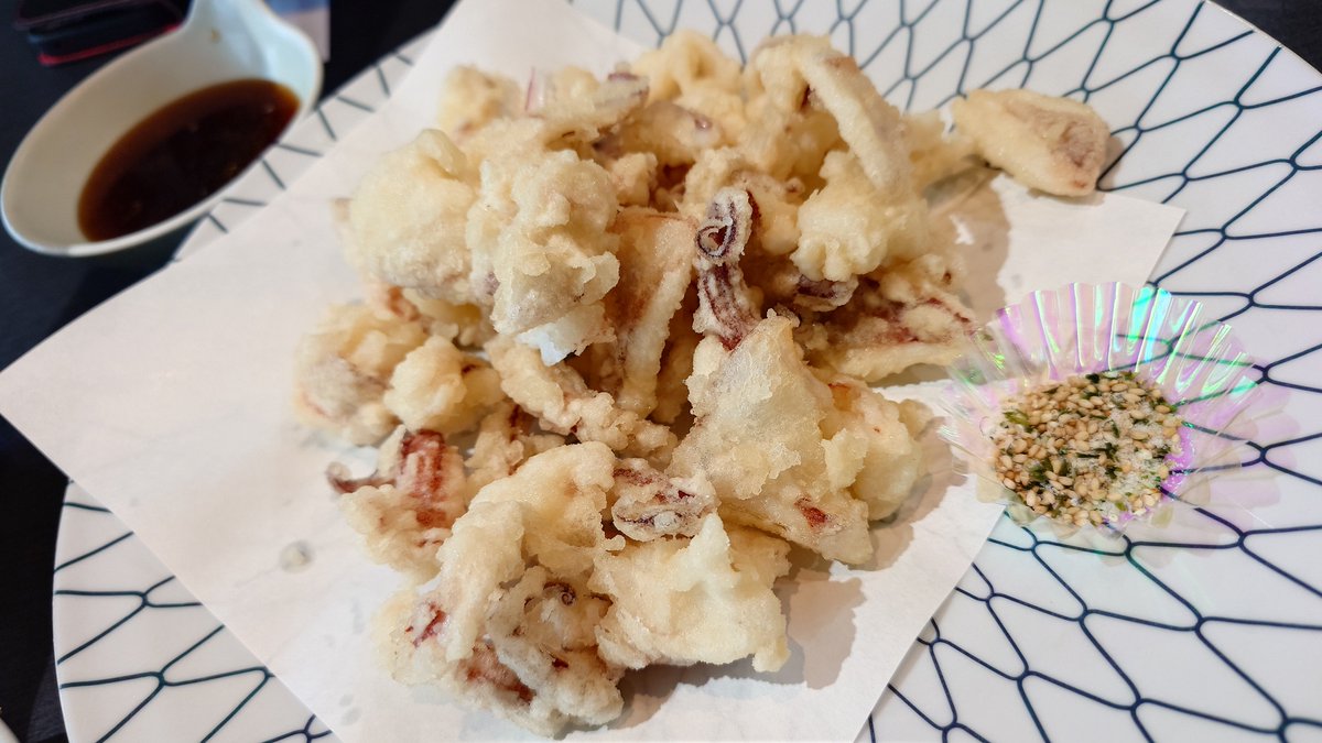 hirohiroyomi's tweet photo. 呼子のイカと刺身定食😋 https://t.co/t6karizBEF