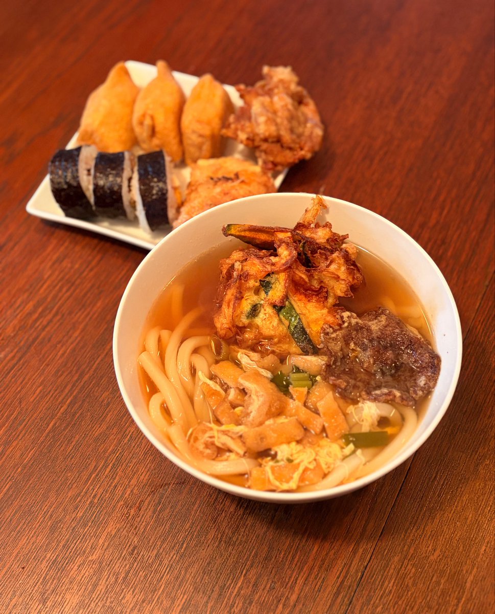 himimi_MHwasc's tweet photo. お昼ご飯はじかき揚げととり天揚げてあとはお寿司〜。おいなりさんと巻き寿司大好きなんだ〜！おすしの絵文字ってにぎりしかないから巻き寿司も導入してほしいっていつも思ってる https://t.co/GKTg2IU5bg