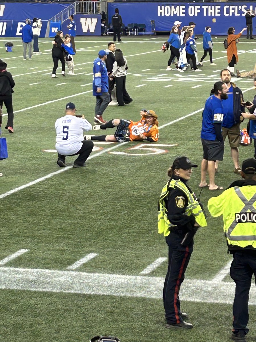 klverge's tweet photo. @GingerArgo17 I see you. π
#CFL #ForTheW #RadicallyCanadian https://t.co/dqBKlQvz8o