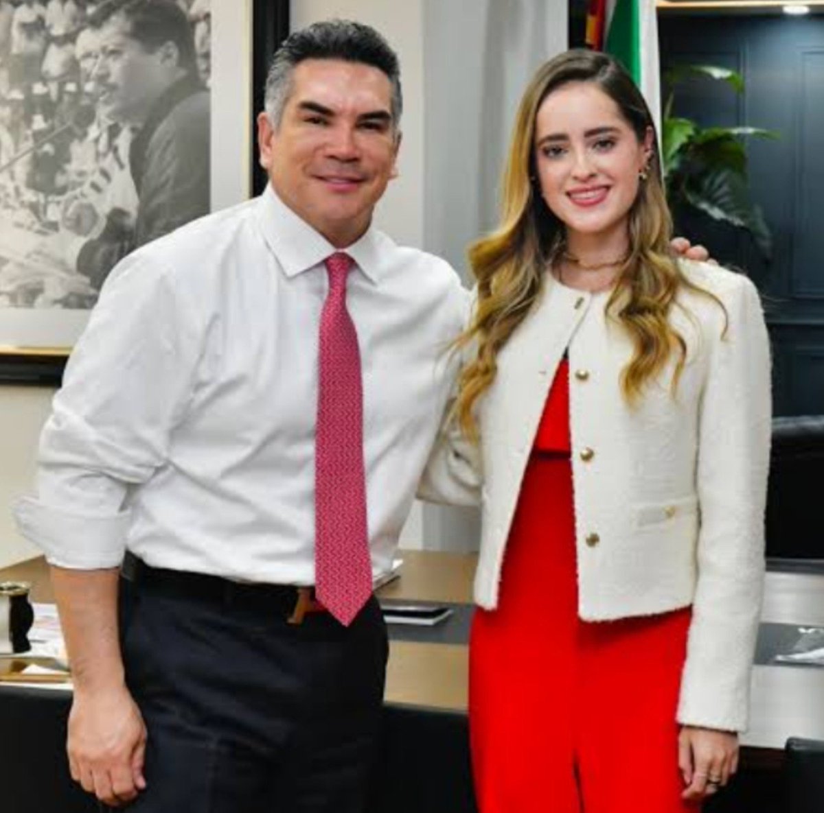 FreddyOliviery's tweet photo. La exdiputada priísta @KarlaAyalaVi y hoy secretaria de vinculación del PRI pedía moches mensuales a las personas que trabajan con ella, con la amenaza de que si no lo hacían, perderían su trabajo.

La denuncia ya está hecha y tendrá que comparecer el 29 de septiembre ante una jueza federal en el Reclusorio Norte por un presunto abuso de autoridad, derivado de una denuncia presentada por una excolaboradora.

La denunciante, María Fernanda Moreno Salas, afirmó que durante aproximadamente un año Ayala le exigía entregar 13 mil pesos mensuales de su salario mediante dos transferencias, una de 7 mil y otra de 6 mil pesos, De acuerdo con la versión de la denunciante, estos pagos se realizaron durante aproximadamente un año y se efectuaban bajo el temor de perder su empleo.

La audiencia corresponde a la causa penal 195/2025. Un claro ejemplo de extorsión.

Por cierto, próximamente saldrá en mesas de debate en @Radio_Formula con @lopezdoriga