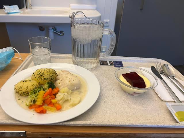 eboli_ef's tweet photo. ノルウェーはこういう感じで、機内食みたいなケース入りのところも多い https://t.co/eBAEp3B1cI