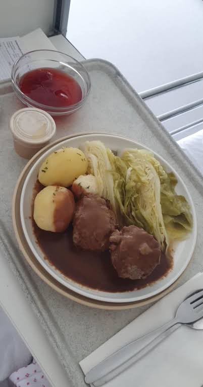 eboli_ef's tweet photo. ノルウェーはこういう感じで、機内食みたいなケース入りのところも多い https://t.co/eBAEp3B1cI