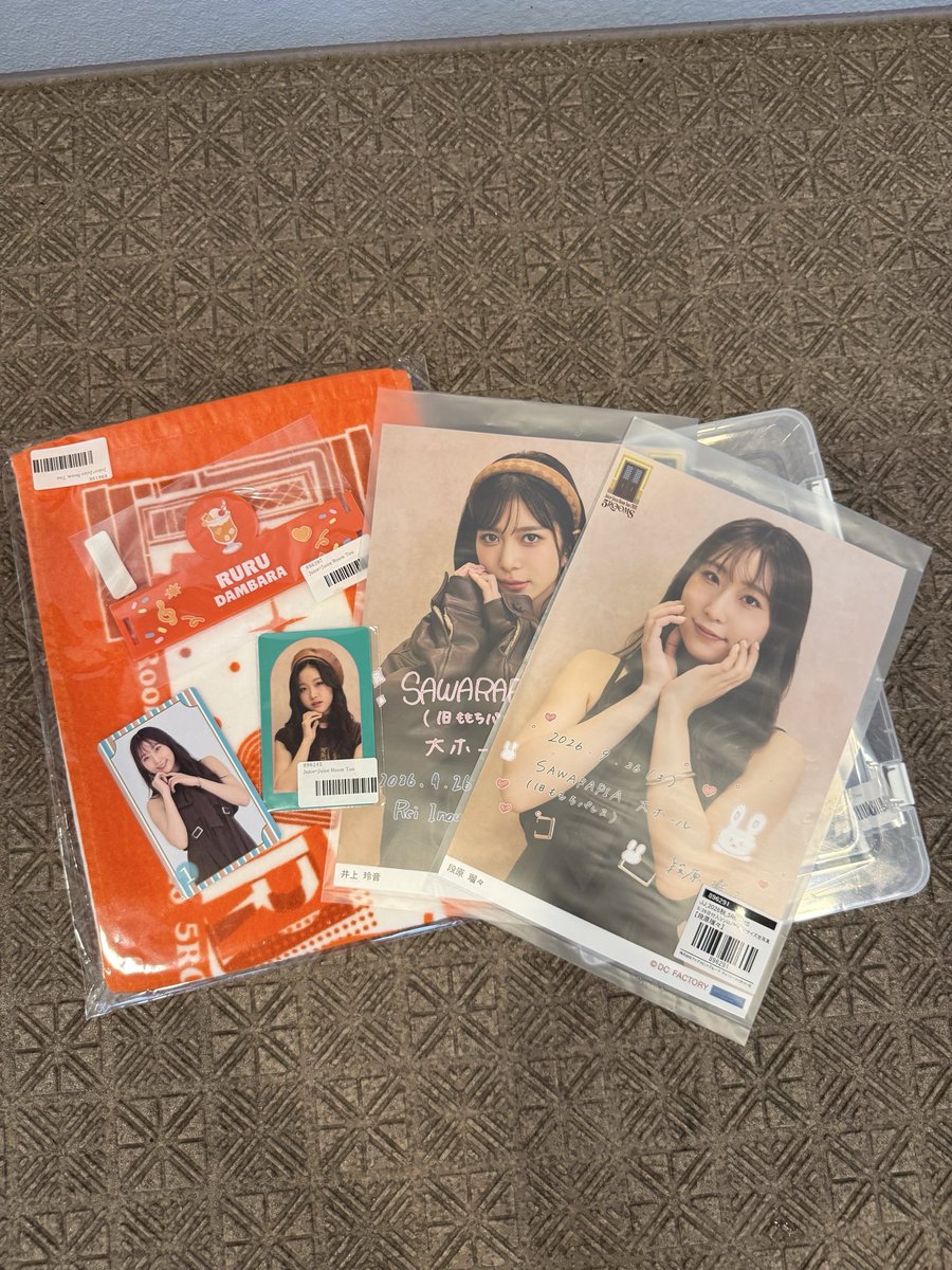 yumoooii's tweet photo. グッズ無事げっと🧡トレカはいちかちゃんだったんだけど、るるちゃ推しの妖精さんが声掛けてくれてくださった…😭なんて優しい世界…ファ��まで心が綺麗なのね…ありがとうございました…😭😭😭 #juicejuice #段原瑠々 https://t.co/D81DfIb1Kq