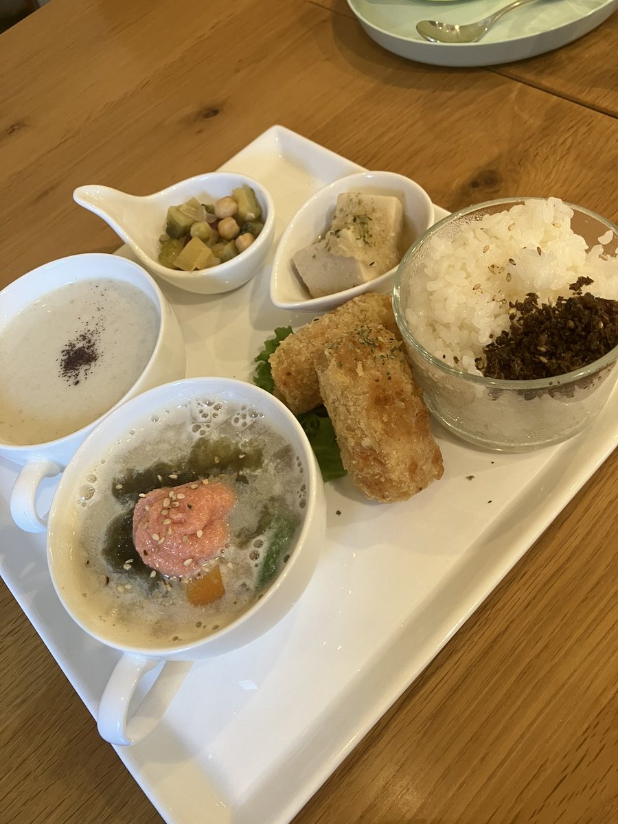 huronndo's tweet photo. 茅ヶ崎のスープ屋さん。
２種類のスープセット。
梅ポタージュが美味でした。 https://t.co/OHppHvI7TQ
