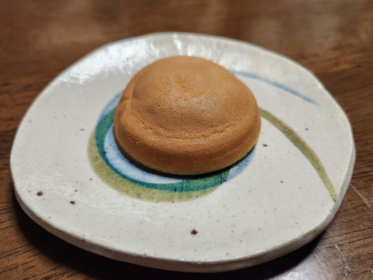 kyoutojin_bot's tweet photo. よいですか…

京都に来た人類は阿闍梨餅を買いなさい……

お土産用にではなく自分ですぐに食べる用に買いなさい……

阿闍梨餅は出来立てが一番しっとり柔らかモチモチで美味しいのです……

お土産じゃなくて現地しかこれは味わえないのです…… https://t.co/vgO3bkBlMK