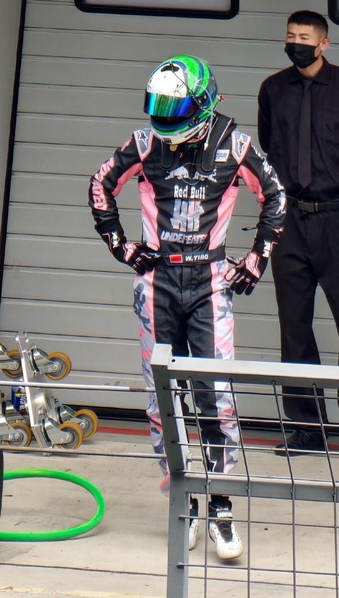wxyzybxz's tweet photo. racer yibo in action 🥰 https://t.co/FruEx5QBqK