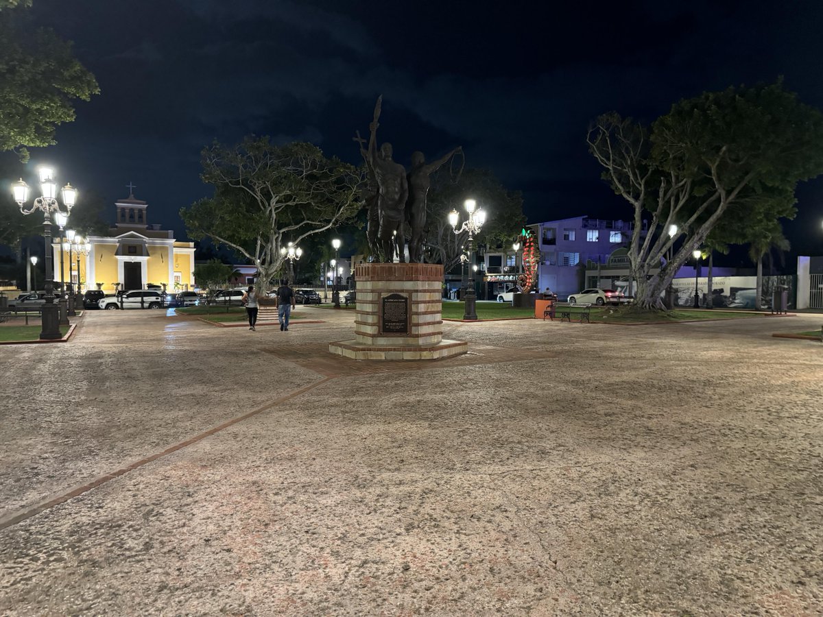 davsot's tweet photo. Dorado ciudad inteligente

– Iluminación nocturna, nada de focos solares baratex
– Aceras anchas y cruces con materiales de alto contraste visual (bloques sí, adoquines no)
– Eliminación de verjas de edificios públicos 
–  Invertir en los centros urbanos https://t.co/c2y1gk8A98