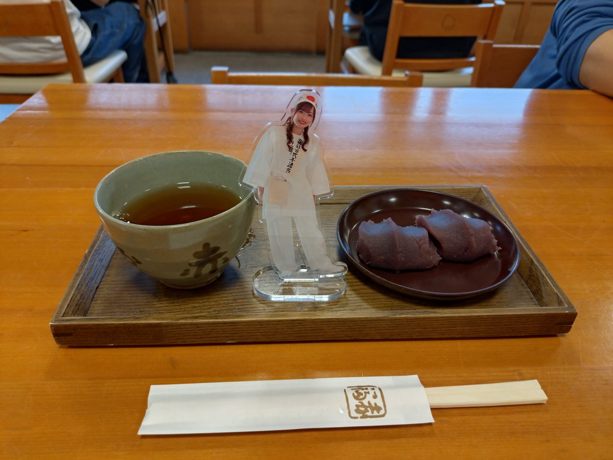 macnBIGLOVE's tweet photo. 赤福で糖分補給です🍵
#伊勢鈴蘭
#アンジュルム
#風林火山弐
#おいないさ伊勢
#赤福 https://t.co/8sow9wrQCT