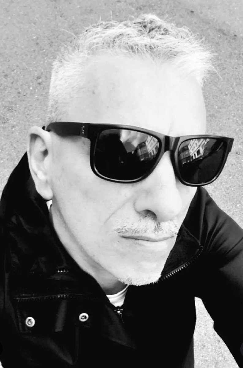 ra_landeira's tweet photo. Anoche, en torno a las 23:30 h, falleció en Vigo José Costas Peón, fundador de Def Con Dos.
Por expreso deseo de su familia, me pongo a vuestra disposición para cualquier información relacionada con este triste acontecimiento.
Larga vida a Peón Kurtz. @Farodevigo @vinylroute https://t.co/EmOJzwvlmC