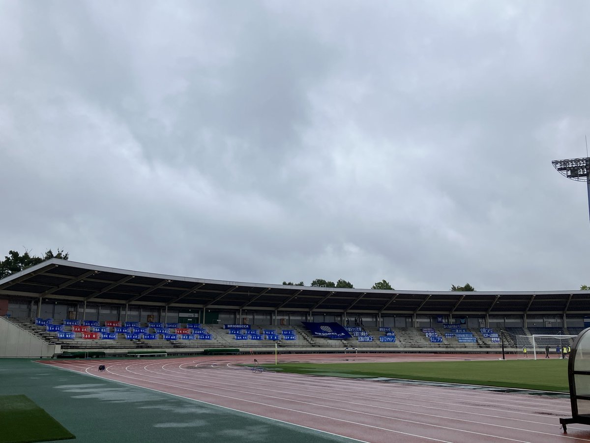 NikoNoriko's tweet photo. 今日は⚽️JFL第5節。
小雨になってきたかな☂️
前節も雨の中…
選手達の悔しさがとても伝わってきて泣きそうになった😢
その「悔しさ」は「強さ」に変わると信じてます。
今日も全員、全力、最後まで。
勝ってみんなで笑顔になりましょう💙🩵
#BRIOBECCA
#一体感 https://t.co/8fTaMFQaA7