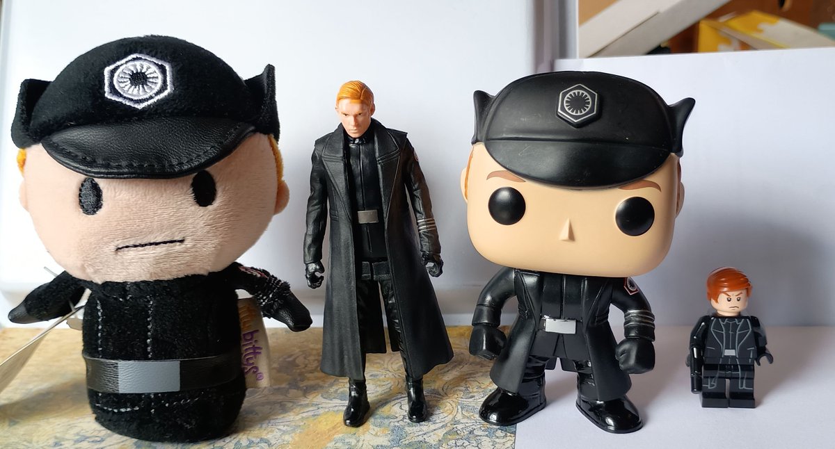 lam3borghini's tweet photo. LADS LADS LADS LADS LADS! Turns out the Itty Bitty is the tallest one of all my current boys #huxittybitty #ittybitty #funko #starwarstwt #lego #GeneralHux https://t.co/cfFHiJLeQQ