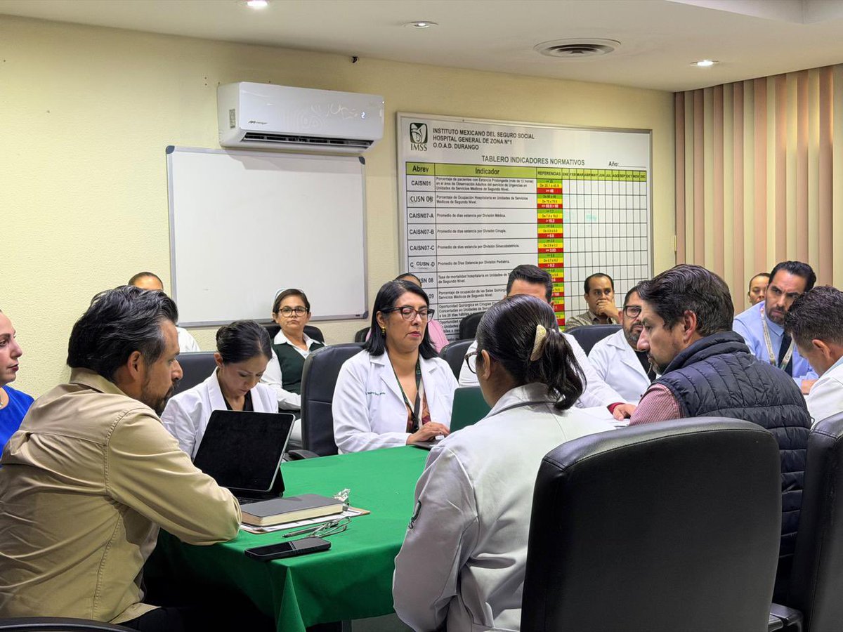 zoerobledo's tweet photo. Vine a Durango para reunirme con las madres, padres y familiares de las niñas y los niños que fallecieron en la Unidad de Cuidados Intensivos Neonatales del Hospital General de Zona No. 1.

A nombre del Instituto les ofrecí una disculpa, escuché sus preocupaciones y les comuniqué las medidas de apoyo, con un enlace directo para cada familia. Nos volveremos a reunir en 15 días.

Después, junto con el equipo de @Tu_IMSS que da seguimiento a las investigaciones, acudí al HGZ No. 1 para reunirme con el cuerpo de gobierno de la unidad. Revisamos las condiciones del hospital, su abasto e insumos médicos, para constatar que su operación sea segura.

Nuestro compromiso es informar con total transparencia a las familias y mejorar las condiciones del hospital y la atención que reciben pacientes y familias.