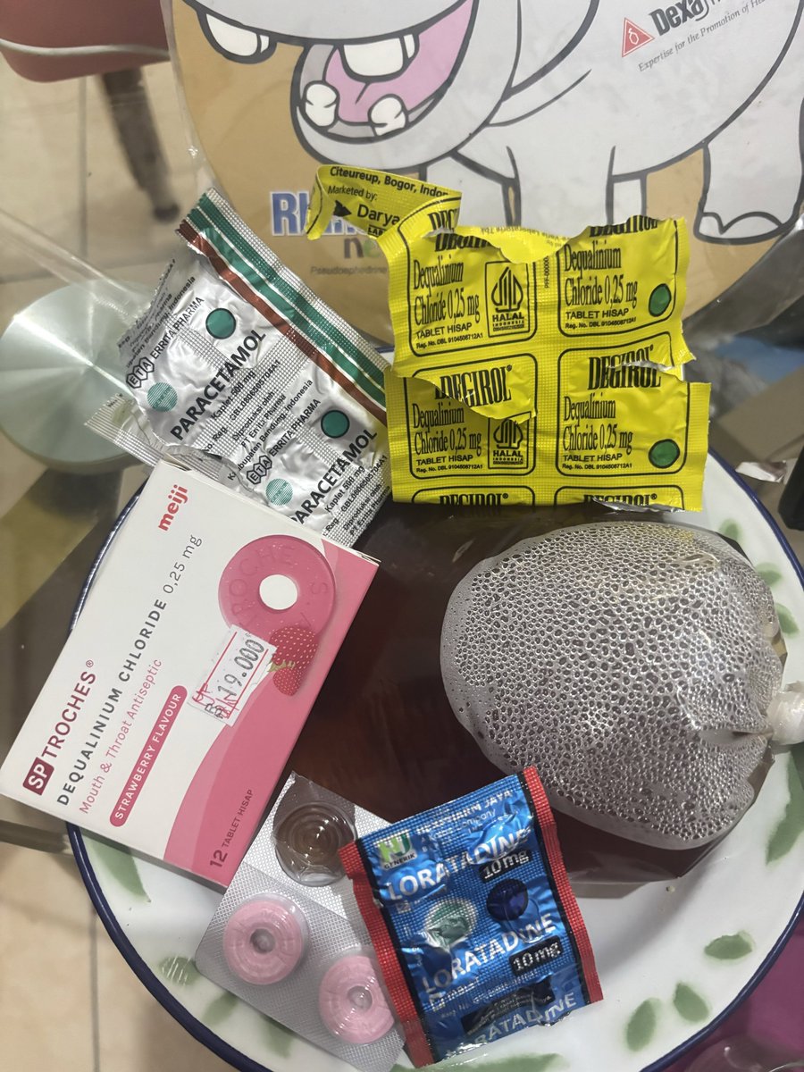 Smash1014314's tweet photo. Tolong, yang pernah radang tenggorokan parah, aku udah nyoba segala cara 😭

Paracetamol, loratadine, Degirol, SP Troches, wedang jahe, tapi masih sakit pool buat menelan.

Plis, bagi tahu harus minum apa? 😭 https://t.co/FmQokFde3A