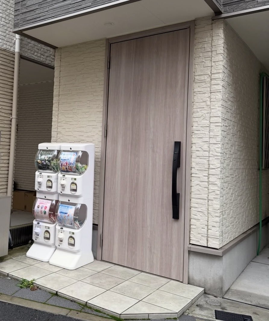 tamika47488's tweet photo. 自宅の前にガチャガチャ置いてる家初めて見たw https://t.co/m0dX5dOLIw