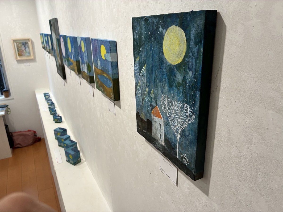 artmall_tokyo's tweet photo. 9月26日の Art Mall オープンしました☁️YURICO個展「ハーベストムーンと待ち合わせ」好評開催中🌙🌕🌑🏠YURICOさん在廊中です〜お待ちしております☺︎
#日本橋 #三越前 #アートモール #artmall #アートショップ #artshop #アート購入 #YURICO #岩絵具 #幻想画 #月の絵 https://t.co/CkNZbneY2y