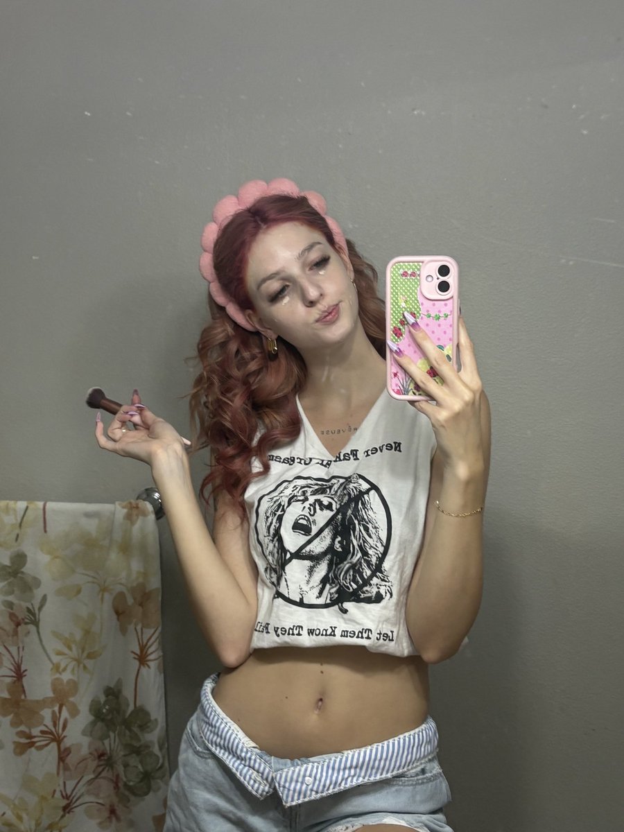 Lizamakesbb's tweet photo. You can see the finished look if you say please 😉 https://t.co/w25QQ1OG90