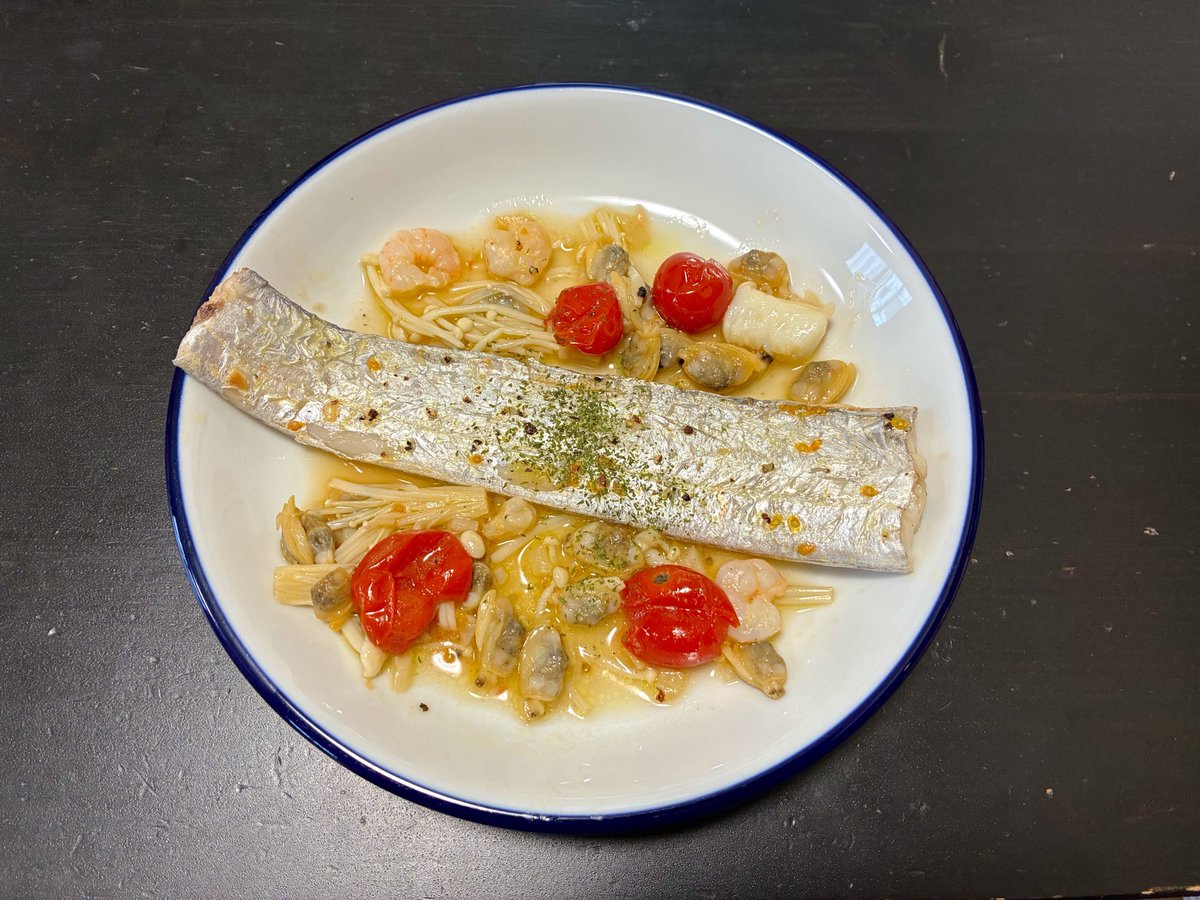 BANDlT_RR's tweet photo. タチウオのアクアパッツァ作ってみた
残りのソースでパスタも🍝
めっちゃ美味しかった
パスタの方が美味しい説ある笑 https://t.co/oLVxvZridC